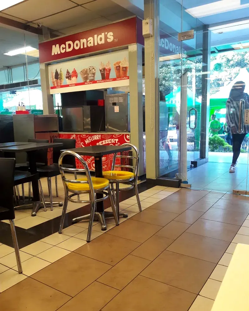 Suasana lokasi dan area makan McDonald's Pajajaran Bogor